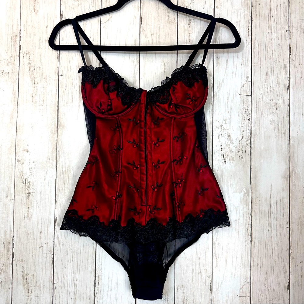 VICTORIA'S SECRET  CORSETS
Red and black  M